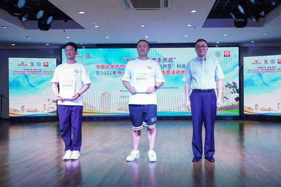 说明:上海体育公司党委书记李崟为优秀教练员颁证